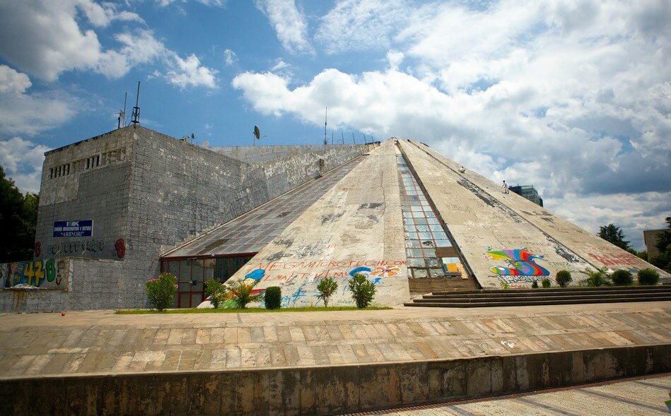 Vista de la Pirámide de Tirana