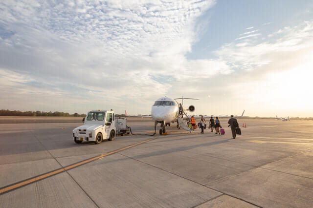 Pasajeros subiendo a un avión