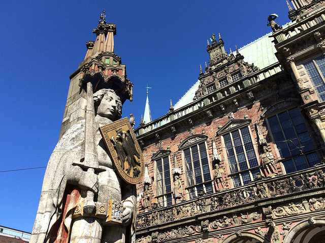 Fachada del ayuntamiento de Bremen y estatua de Rolando