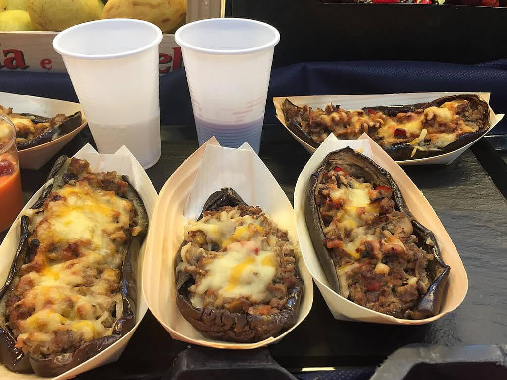 Berenjenas rellenas en el mercado de Vinaroz