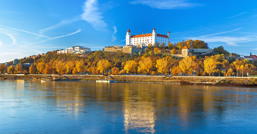 Río Danunbio junto al castillo de Bratislava