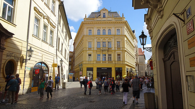 Calle Celetná en la Ciudad Vieja de Praga
