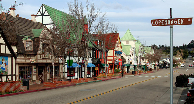 Calle de Solvang, un pueblo danés en Valle de Santa Ynez