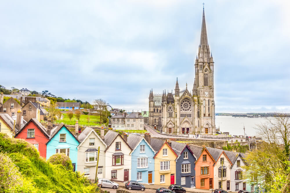 Vista de Cobh cerca de Cork en Irlanda