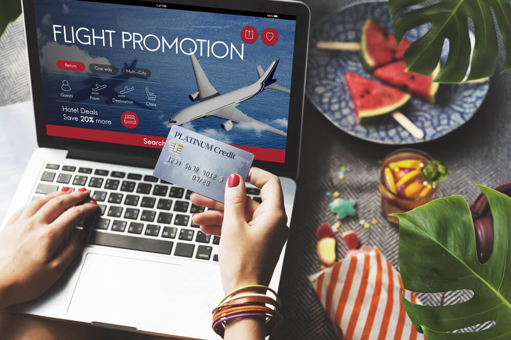 Mujer comprando un billete de avión