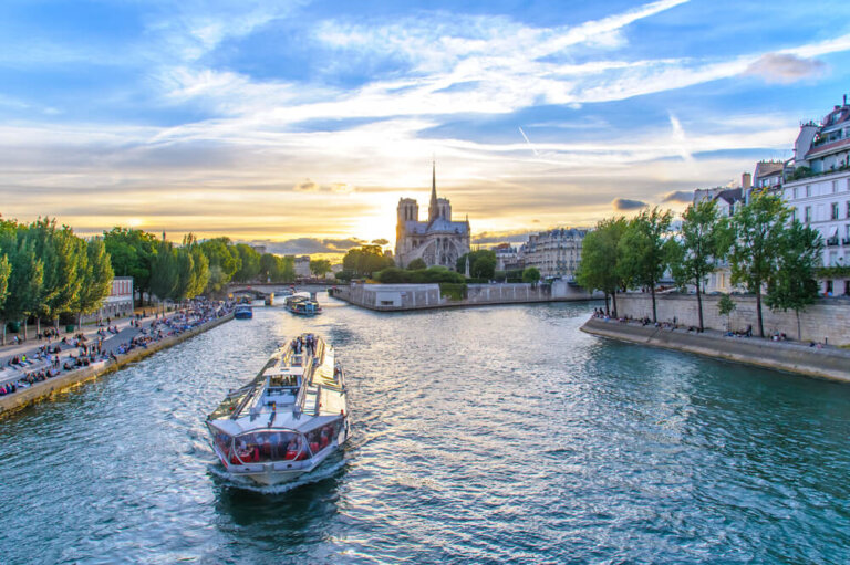 Vive la experiencia de un crucero por el río Sena en París