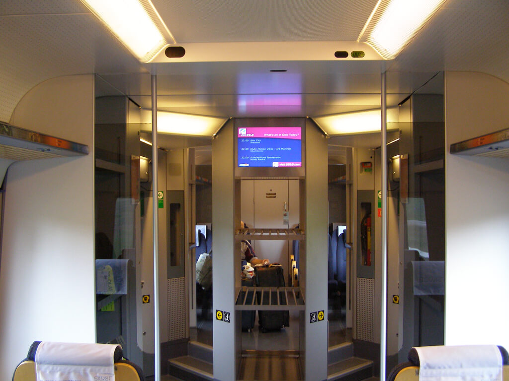 Interior del tren de aeropuerto de Oslo