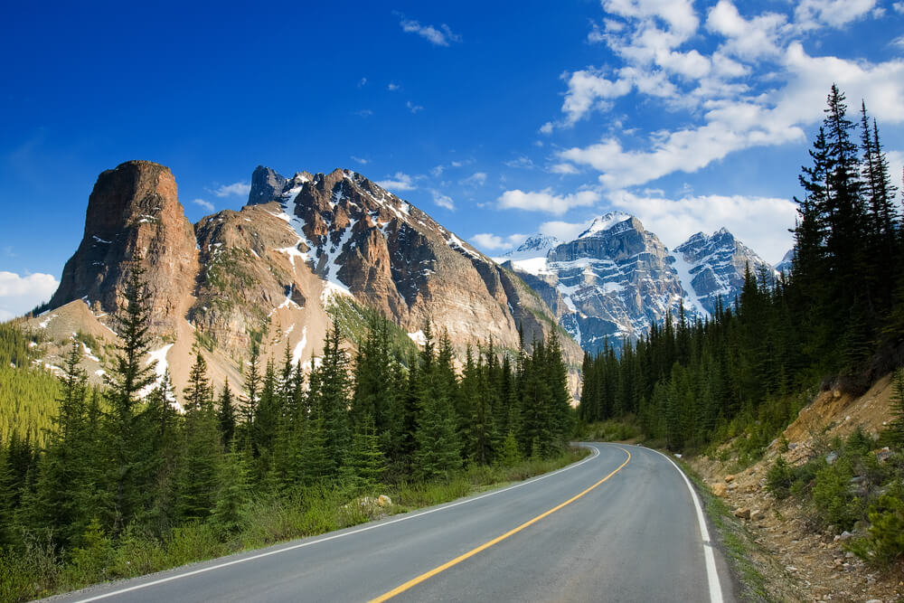 Carretera en las Montañas Rocosas en Canadá