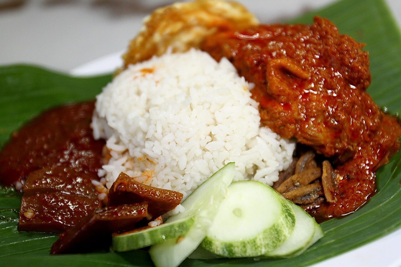 Plato de nasi lemak