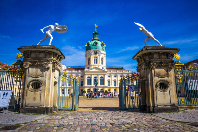 Pasea por el palacio de Charlottenburg en Berlín