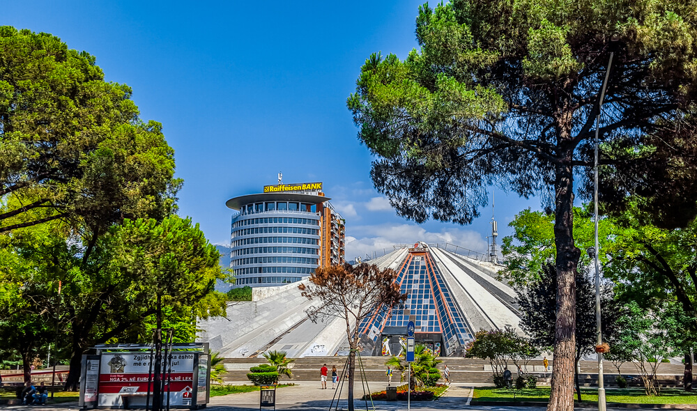 Vista de la Pirámide de Tirana