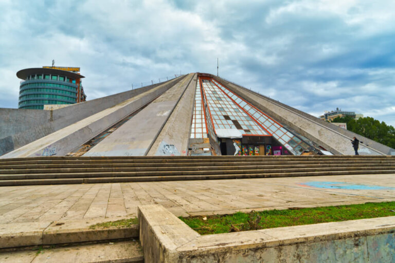 Descubrimos la Pirámide de Tirana en Albania