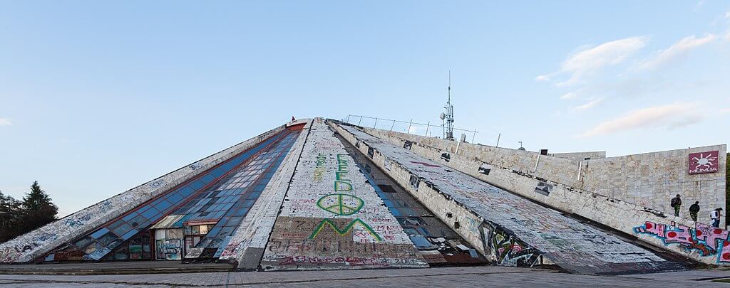 Pirámide de Tirana antes de la rehabilitación