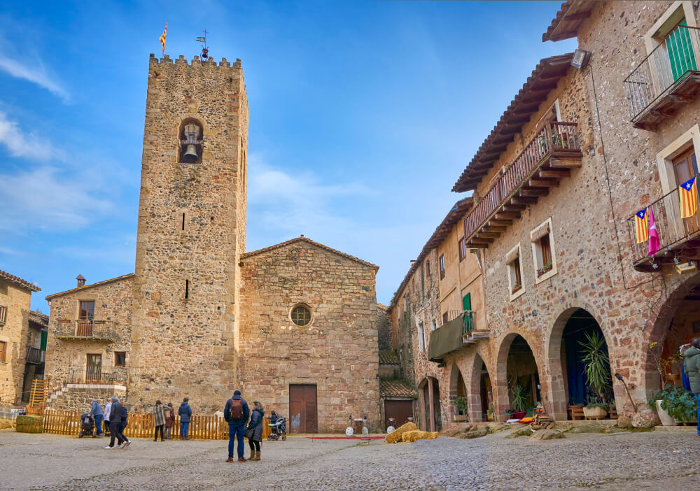 Plaza Mayor de Santa Pau en la Garrotxa