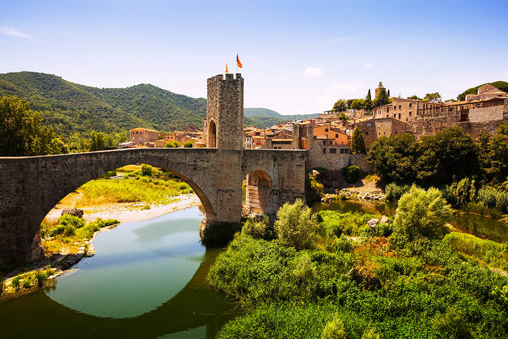 Puente románico del pueblo medieval de Besalú