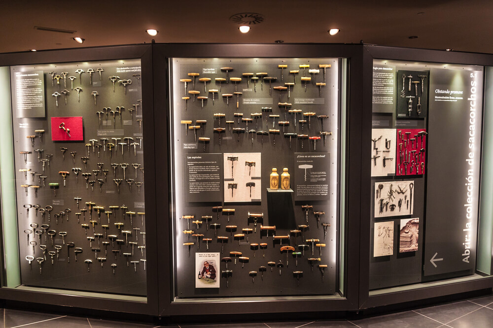 Exposición de sacacorchos en el Museo de la Cultura del Vino