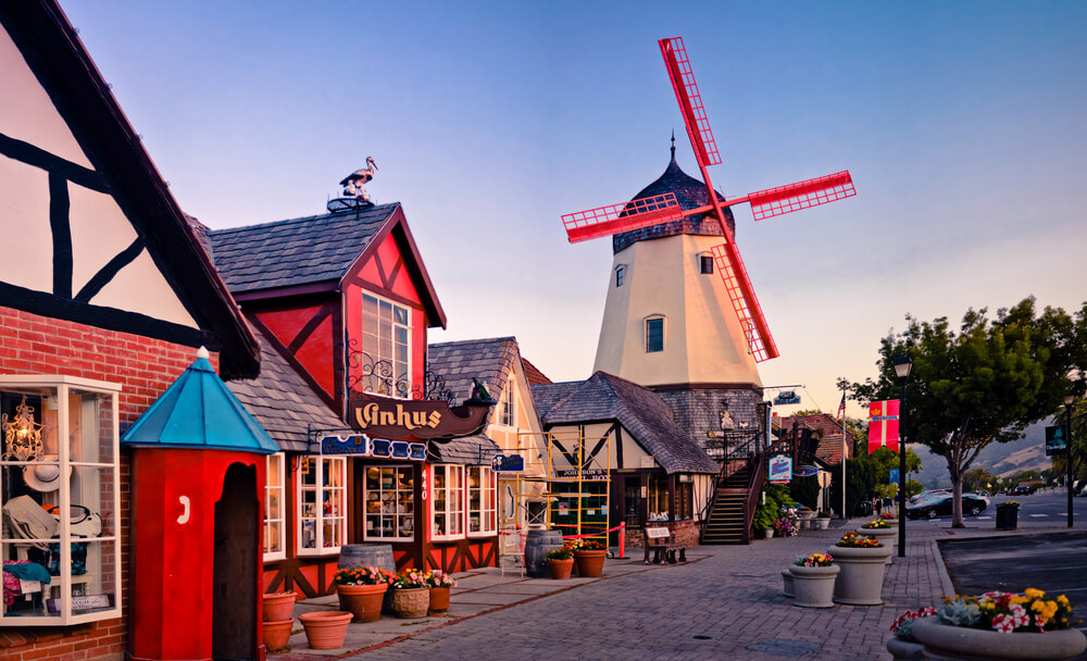 Calle de Solvang en la Pacific Coast Highway