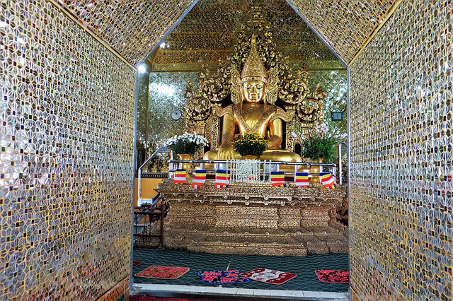 Buda en el Templo Mahamuni de Mandalay