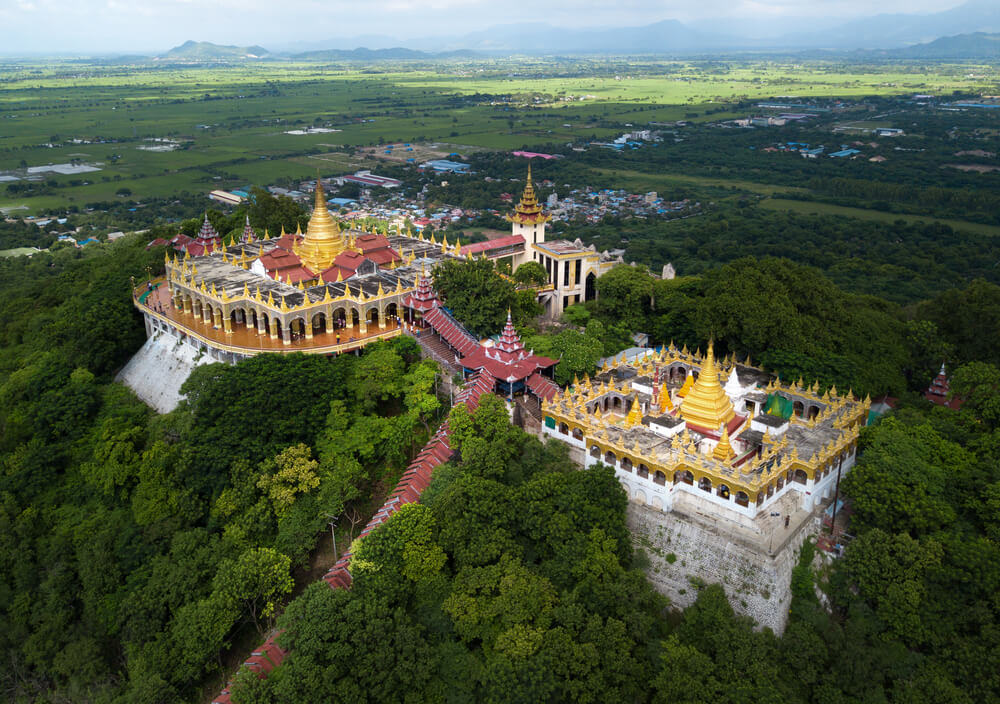 Templo en Mandalay y río Ayeyarwady
