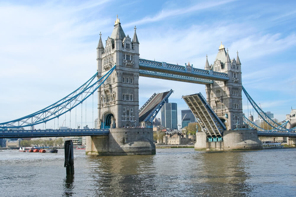 Tower Bridge de Londres abierto