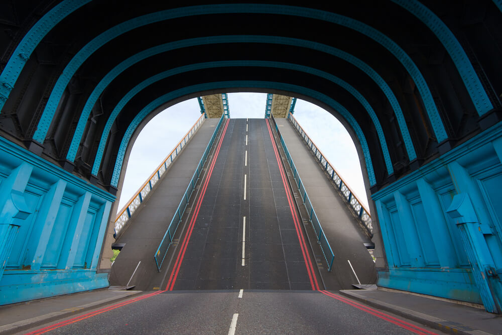 Tower Bridge de Londres levantándose