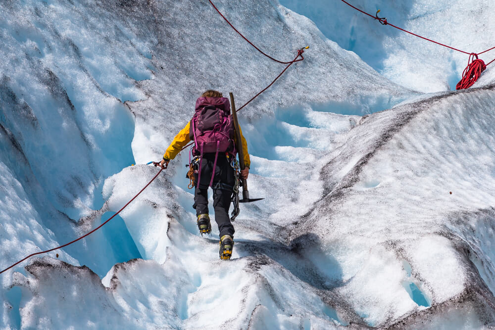 Excursionista haciendo trekking en el glaciar Jostedal