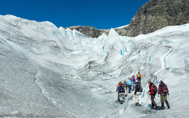 Excursionistas en el glaciar de Jostedal