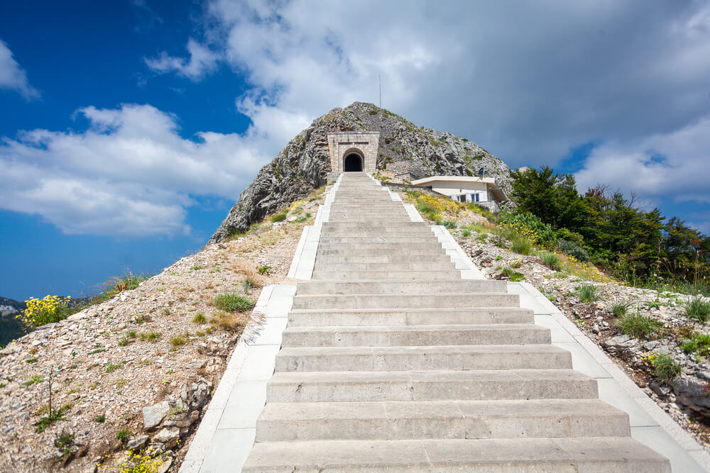Escaleras de acceso al mausoleo de Njegos