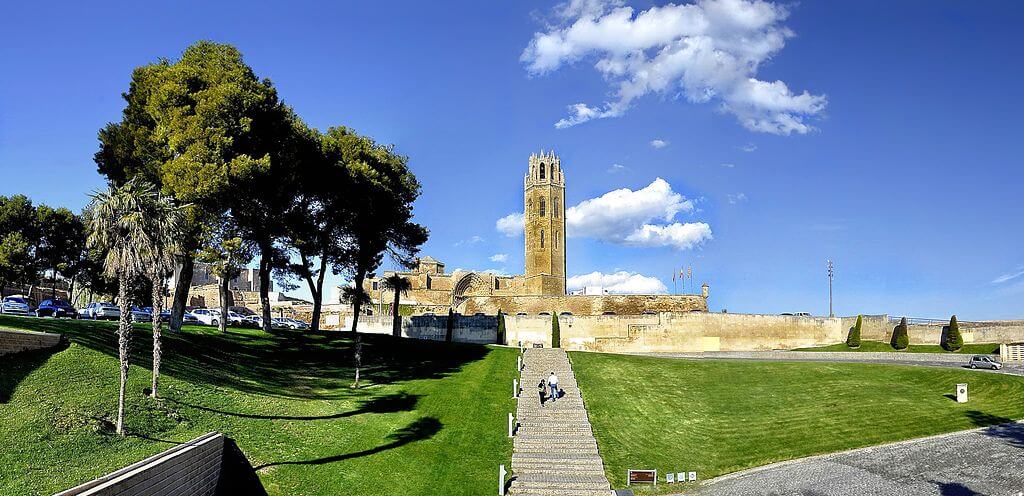 Acceso a la catedral gótica de Lleida