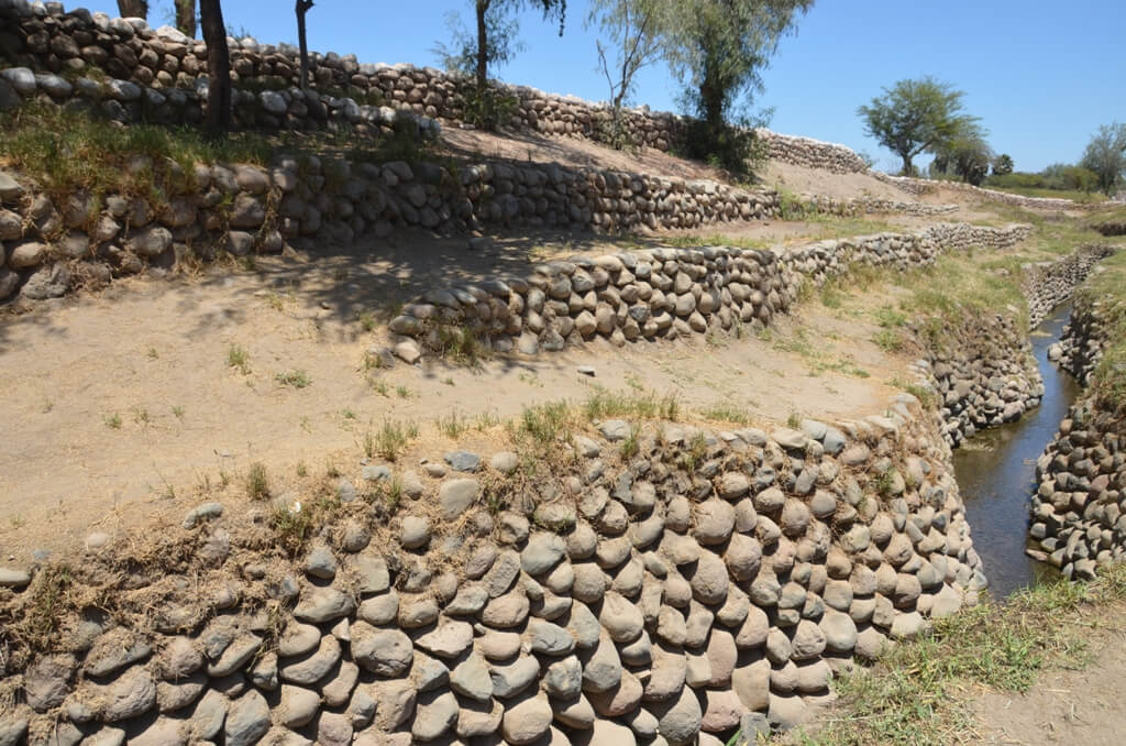 Vista de los acueductos de Cantayo