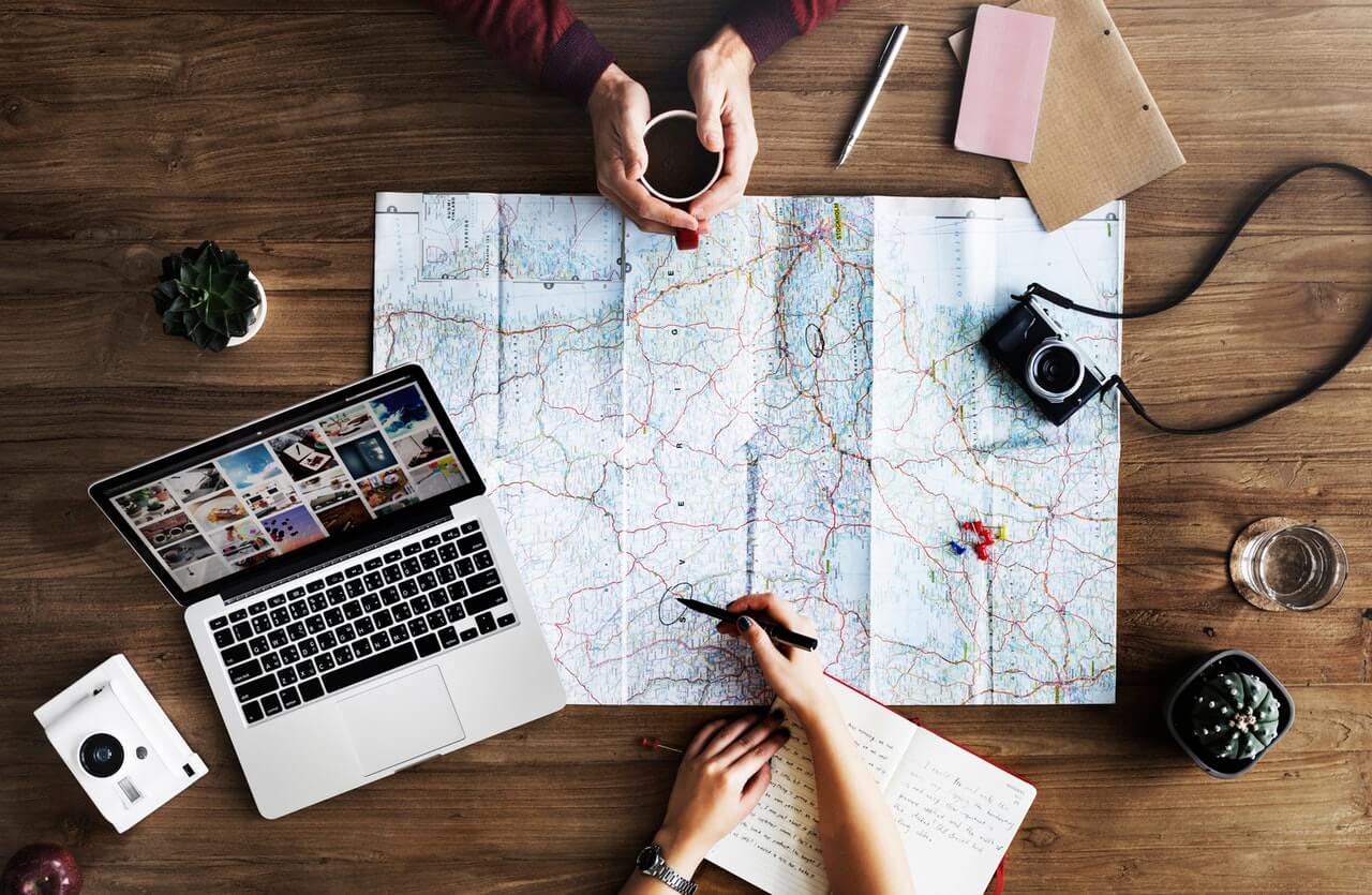 Personas organizando un viaje