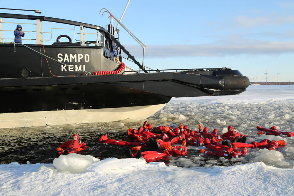 Baño en el Báltico, una actividad del crucero en el rompehielos Sampo