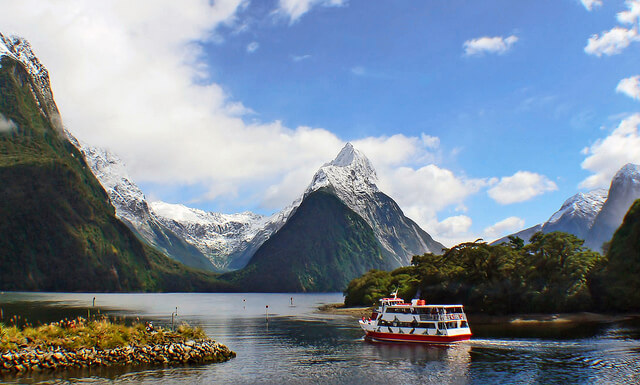 Barco en Milford Sound