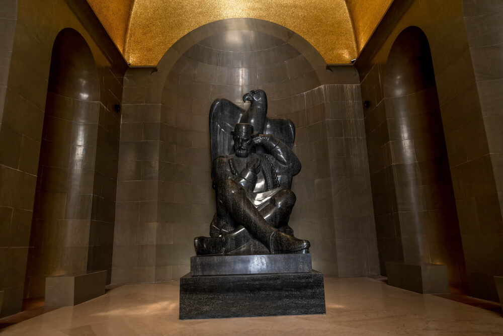 Estatura de Petar Petrovic Njegos en su mausoleo