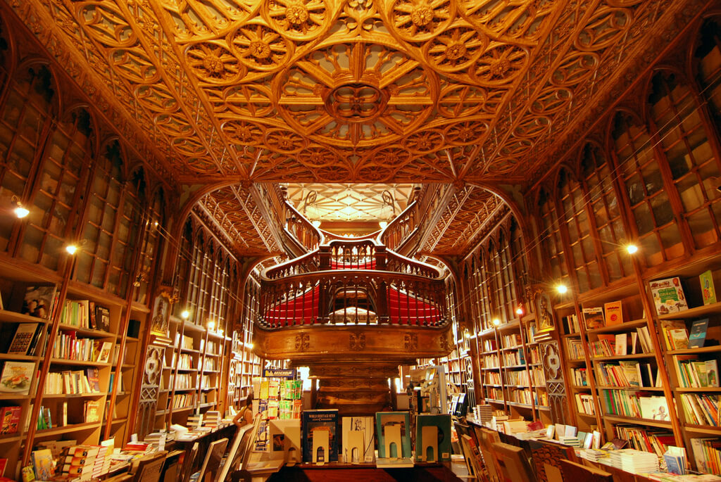 Interior de la librería Lello de Oporto
