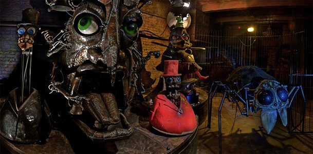 Interior del Monsterkabinett en Dead Chicken Alley