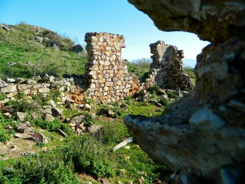 Muros del castillo de Lares