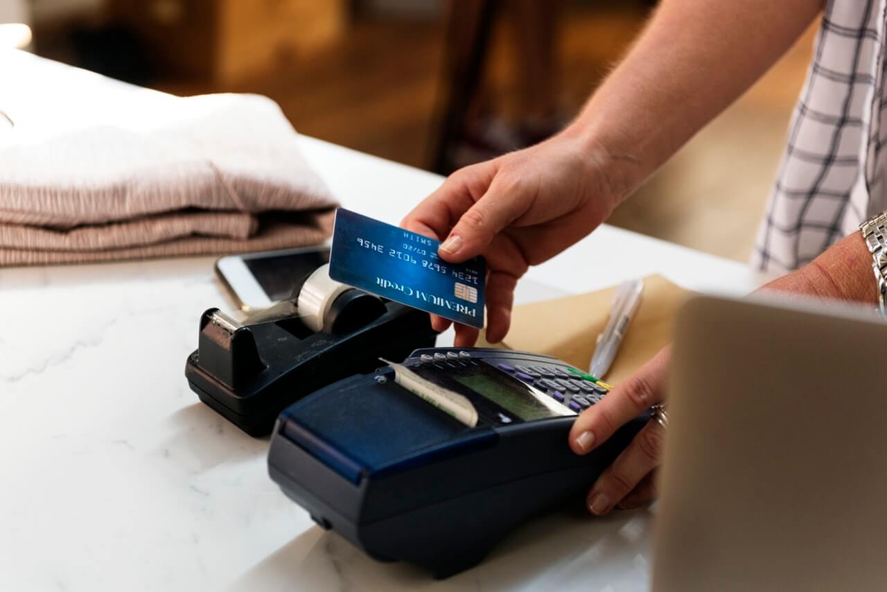 Hombre pagando con una tarjeta de crédito