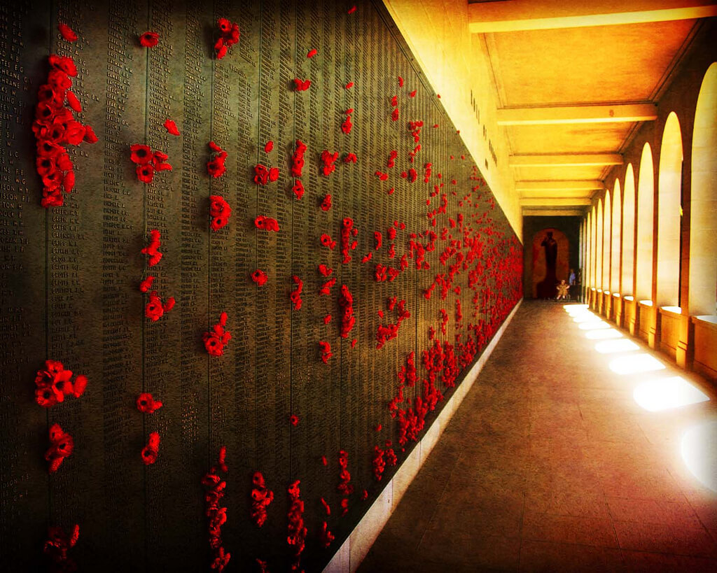 Placas con los nombres de los caídos en el Centro Conmemorativo de Guerra Australiano