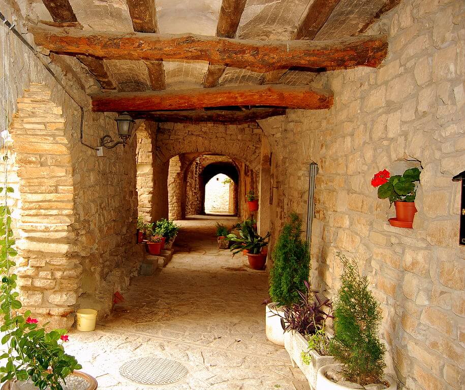 Galería cubierta en Montfalcó Murallat