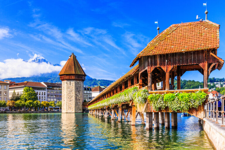 Descubre el bello puente medieval de Lucerna