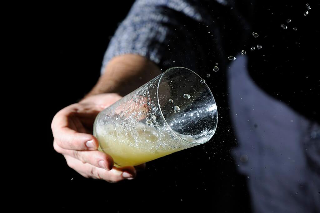 Sidrero sirviendo sidra