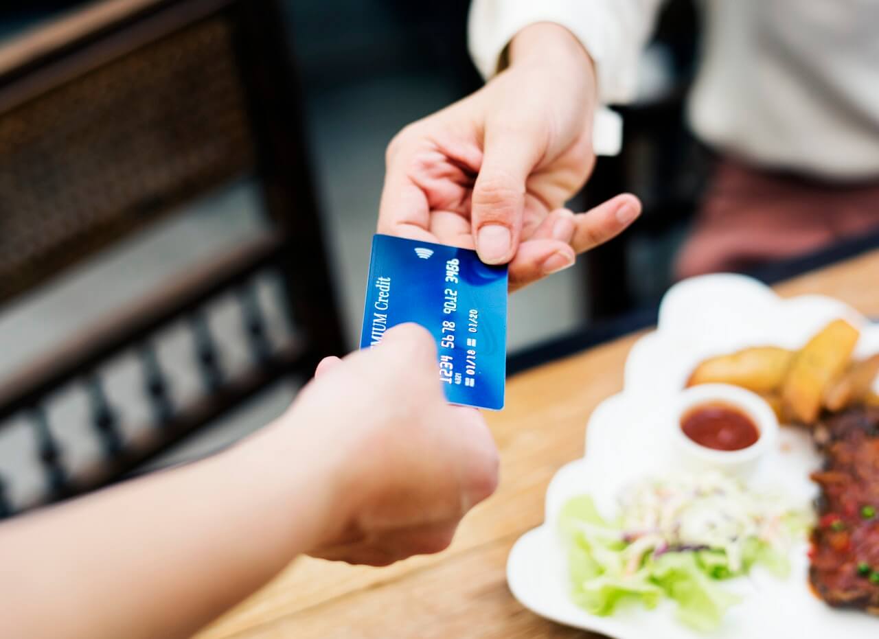 Tarjeta de crédito para pagar comida