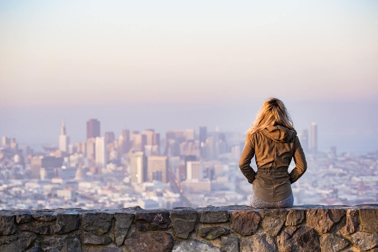 Viajera mirando una ciudad