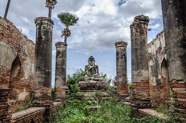 Yadana Hsemee en las ruinas de Inwa