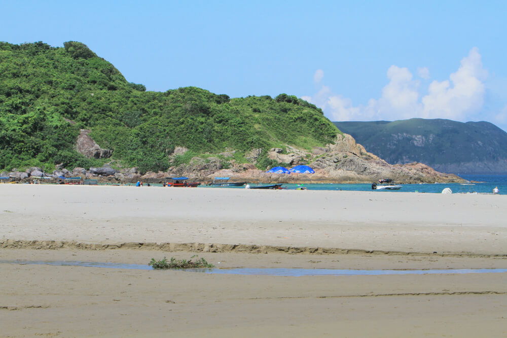 Bañistas en la playa de Ham Tin