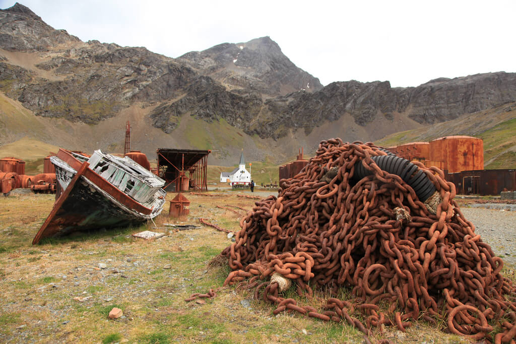 Barcos y cadenas abandonados en la estación de Grytviken