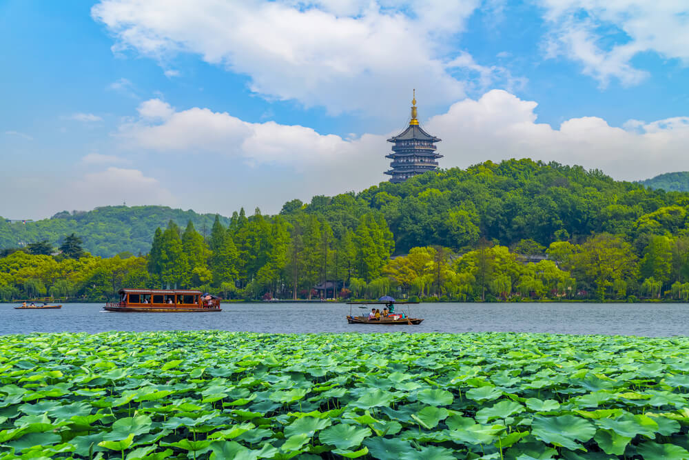 Barcos en el Lago Oeste de Hangzhou