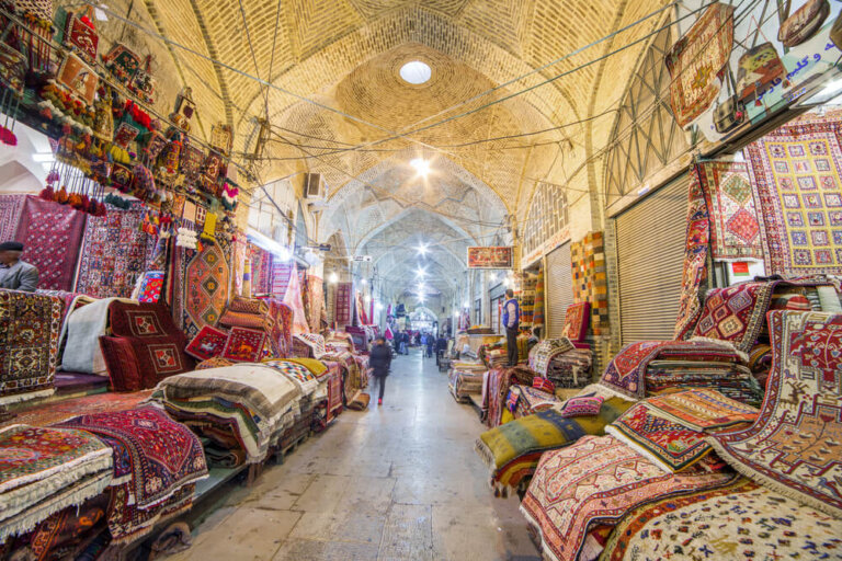 Día de compras en el bazar Vakil en Shiraz, Irán