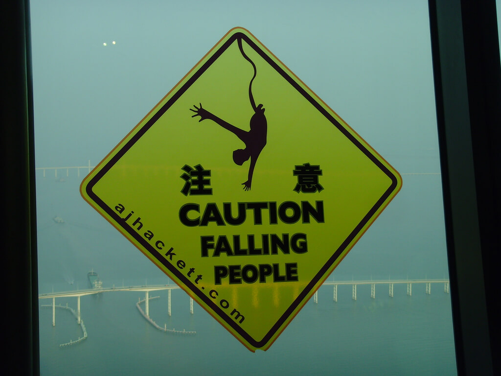 Aviso de gente saltando en bungee en la torre de Macao